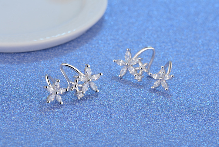 Flower curved zircon earrings