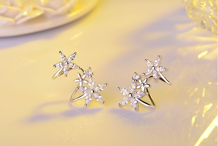 Flower curved zircon earrings