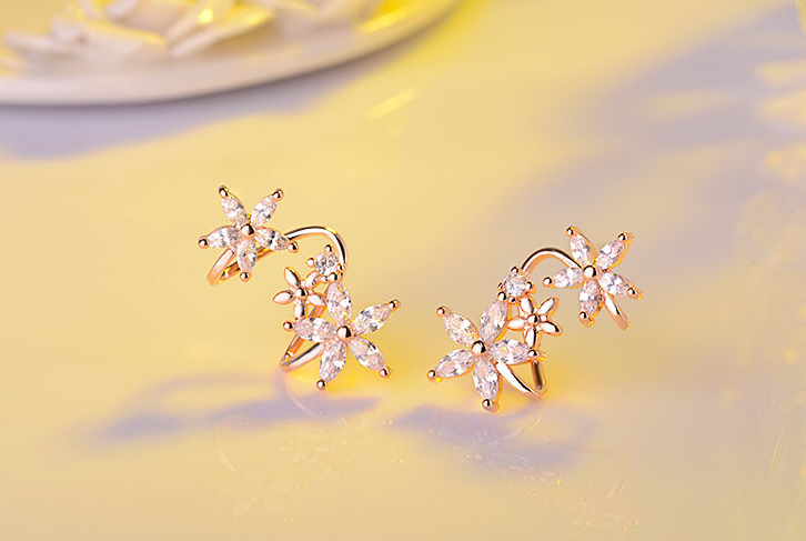 Flower curved zircon earrings