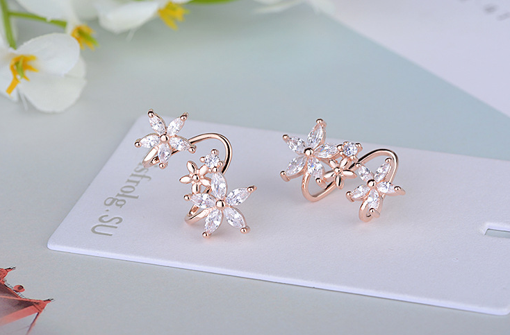 Flower curved zircon earrings